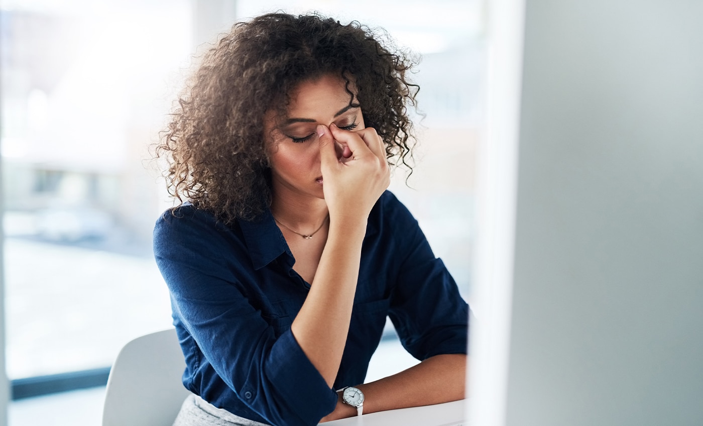 Une femme fatiguée à son bureau